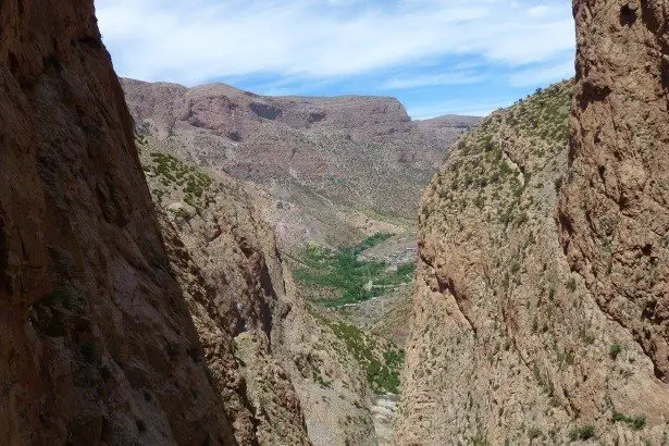 Vers le village, escalade à taghia au maroc