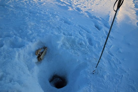 Boire de l'eau l'hiver en Laponie Boire de l