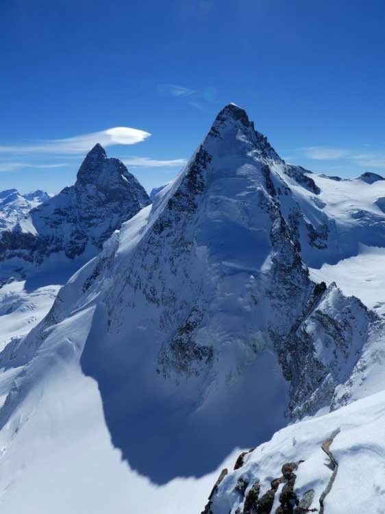 --Vue-de-tête-de-valpelline-–-le-Cervin-et-la-Dent-d