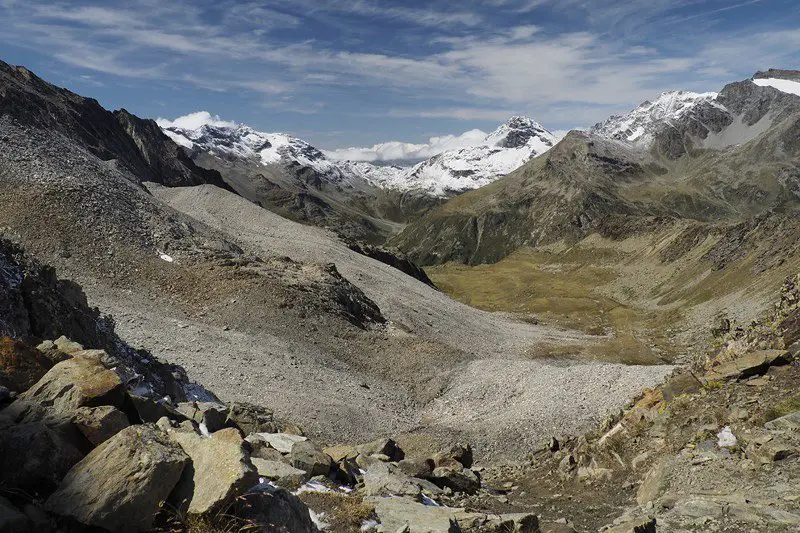 Vue depuis le col Fenêtre, randonnée dans les Alpes Vue depuis le col Fenêtre, randonnée dans les Alpes