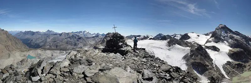 Vue depuis le sommet de Becca Traversière (3337 mètres), randonnée dans les Alpes du Val d'Aoste