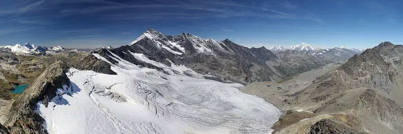 Vue depuis le sommet de Becca Traversière, randonnée dans les Alpes Vue depuis le sommet de Becca Traversière, randonnée dans les Alpes