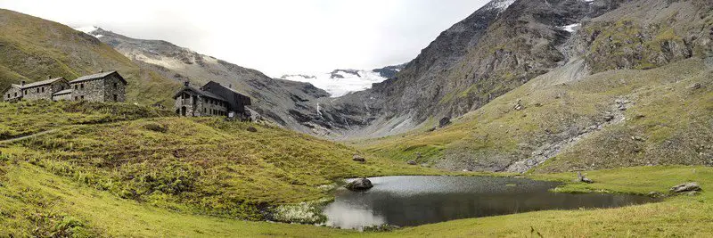 Vue sur le refuge Mario Bezzi dans les montagnes du Val d'Aoste