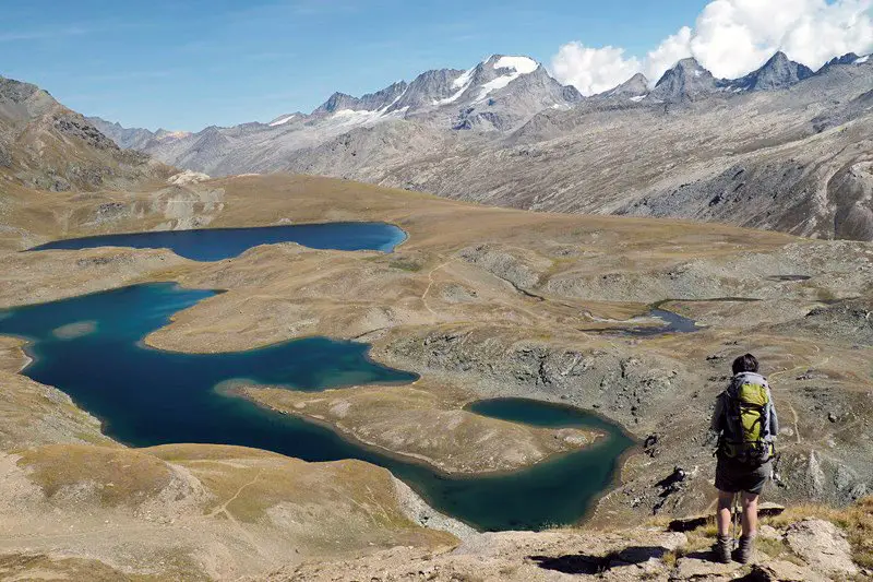 Vue sur les lacs et le Grand Paradis, randonnée dans les Alpes