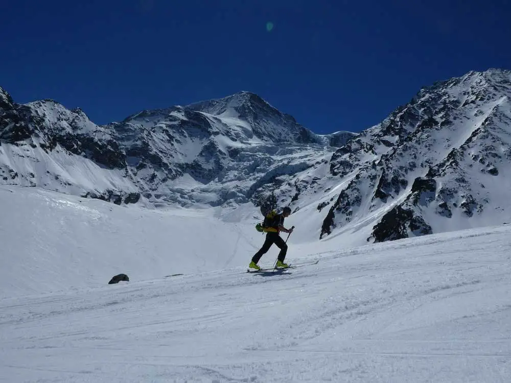 Yves-dans-la-montée-au-pas-de-Chèvre, ski de randonnée dans les alpes