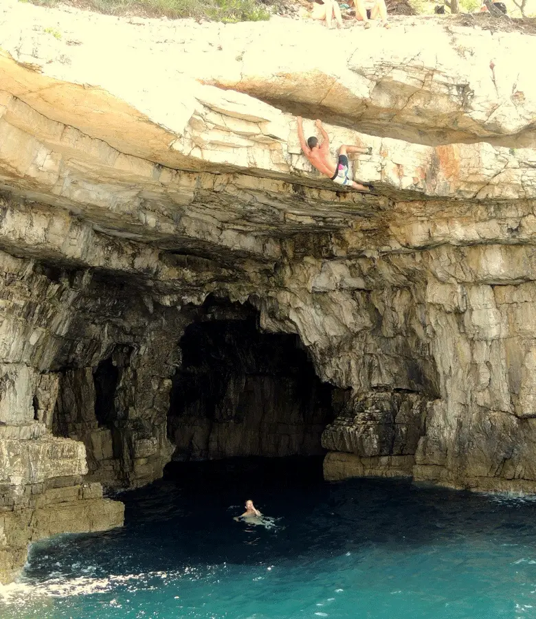 Alex fait le show à la cave de Pula - escalade en slovénie