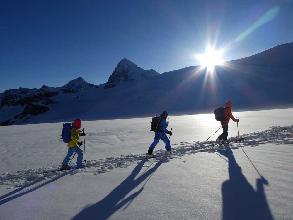 départ-depuis-la-cabane-de-Bertol, ski de randonnée dans les alpes