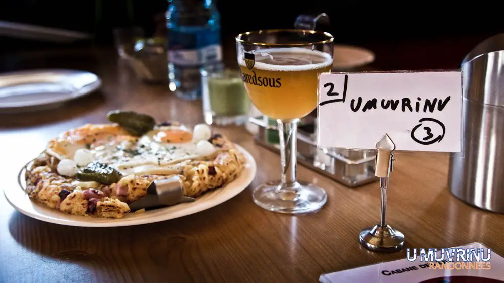 Un repas mérité face à l'itinéraire de la Haute Route. Nourriture valaisanne