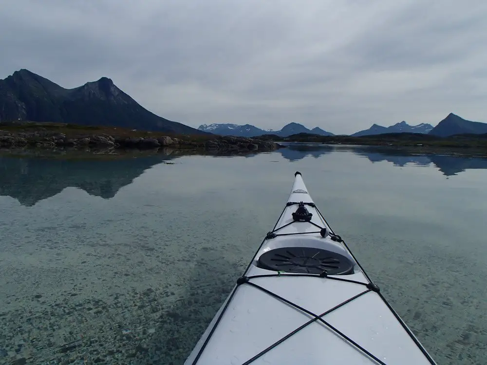 les eaux cristallines de la mer de Norvège, kayak en Norvège