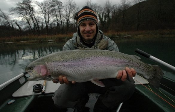 petite truite (autour des 6 kg) virieu le grand pch au streamer par stphane Mari - Michal ROUHAUD