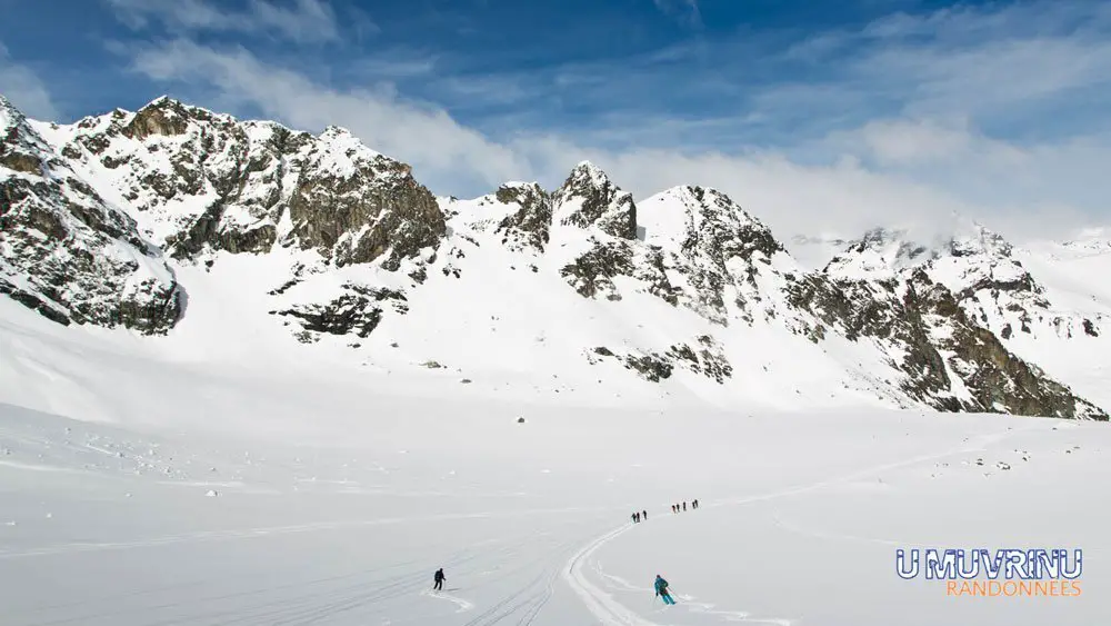 Le retour sur Arolla, après une longue traversée de la Haute Route de Chamonix Zermatt