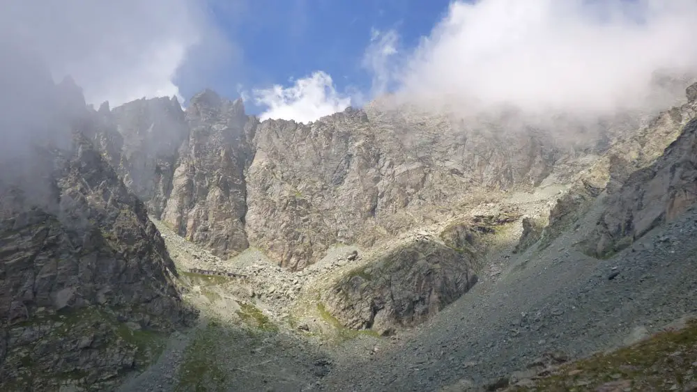 Falaises italiennes de l’autre côté du tunnel lors du tour du Mont Viso