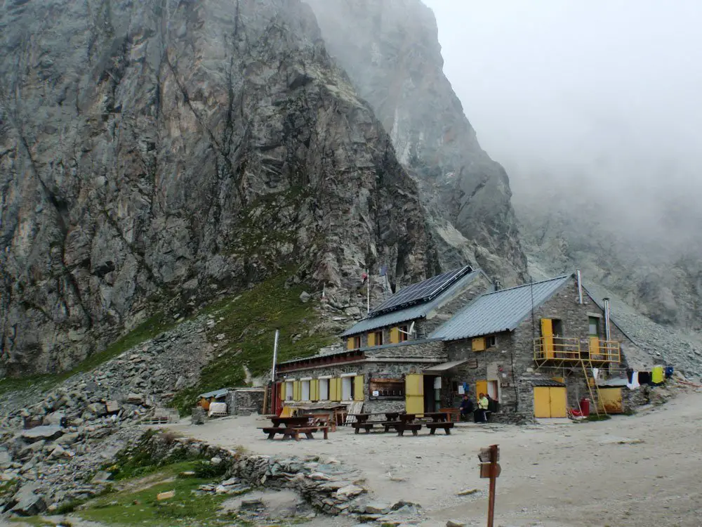 Le refuge Giacoletti dans son écrin de roche