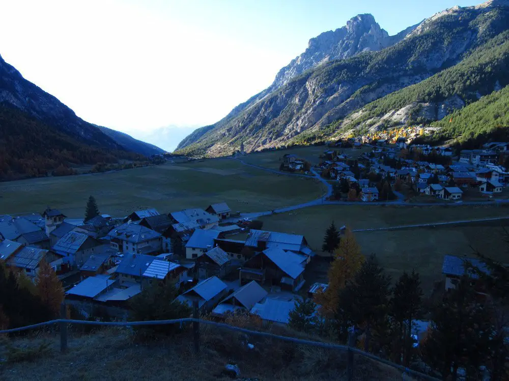 Vue de notre bivouac : on domine Ceillac - randonnée dans les Hautes Alpes
