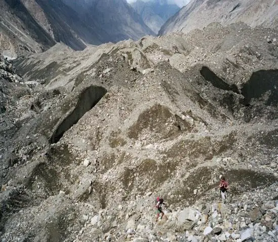 Le Baltoro recouvert de pierres Ascension du Gasherbrum 2