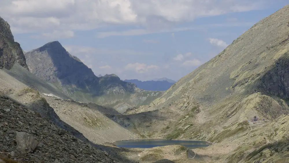 Le refuge Quintino Sella, perdu dans l’immensité minérale