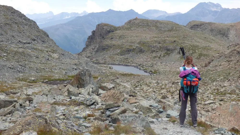 Début de descente dans un champ de pierres