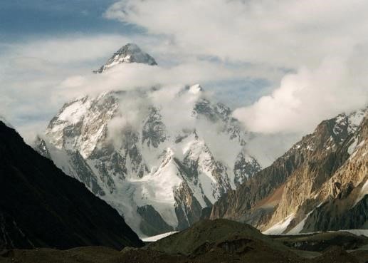 Vue sur le célèbre K2. La voie normale est l’arête des Abruzzes, à droite
