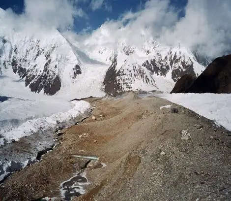 La dernière moraine avant le camp de base