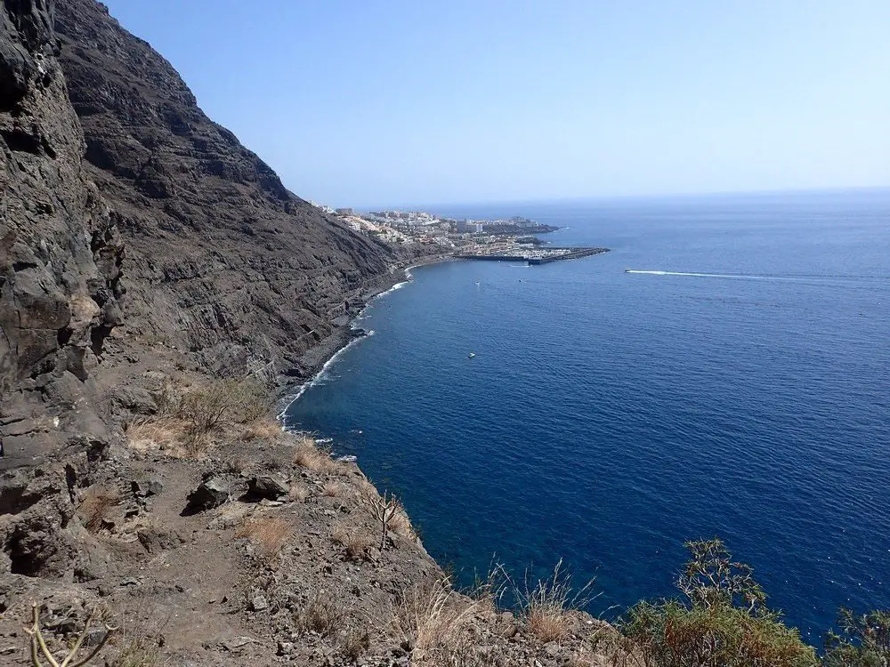 Los Gigantes, son port, sa plage