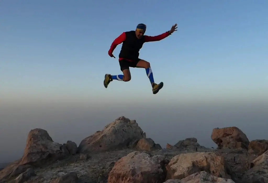 Saut de joie au sommet du Teide randonnée aux iles canaries