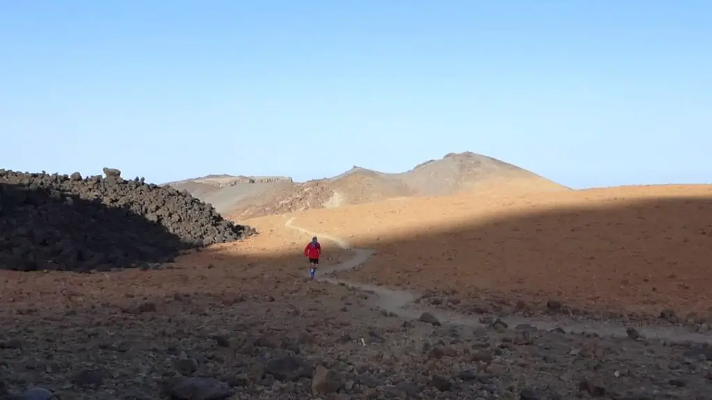 Trail dans un paysage lunaire