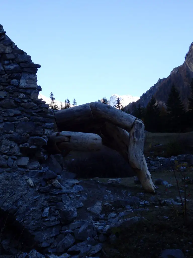 Sculpture en bois dans le vallon d’Escreins - Randonnée dans les Hautes Alpes