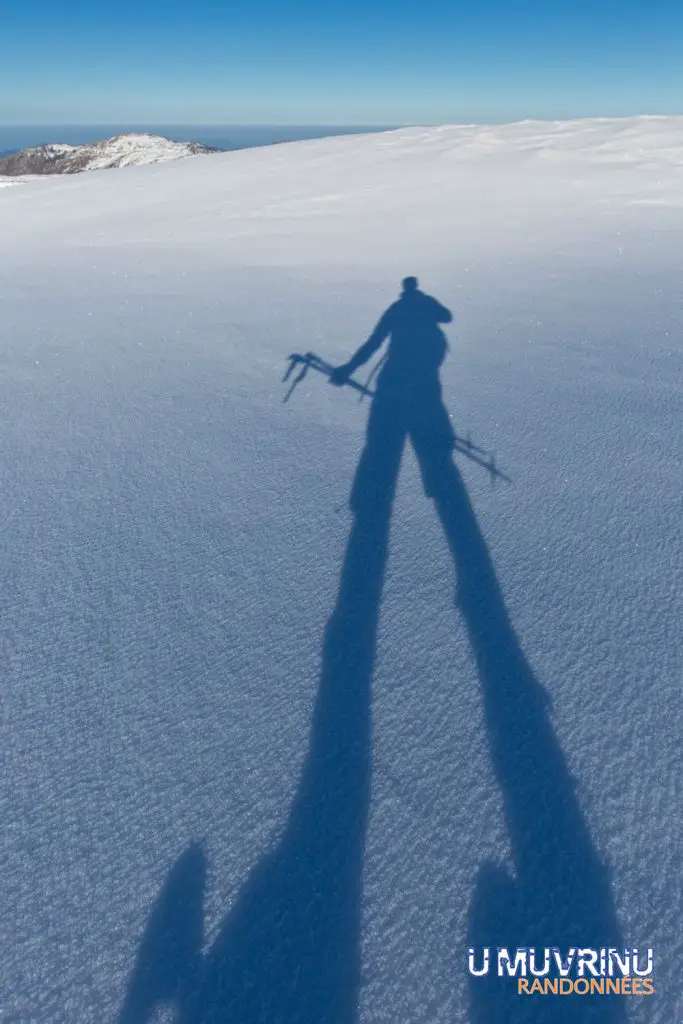 dré dans l’pentu – lever de soleil sur le cuscione – les ombres géantes - randonnée en raquettes corse