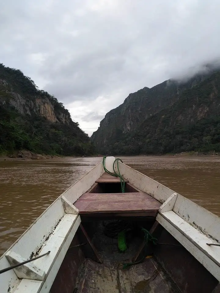 Barque allant au Parc Madidi - trek à madidi en Bolivie