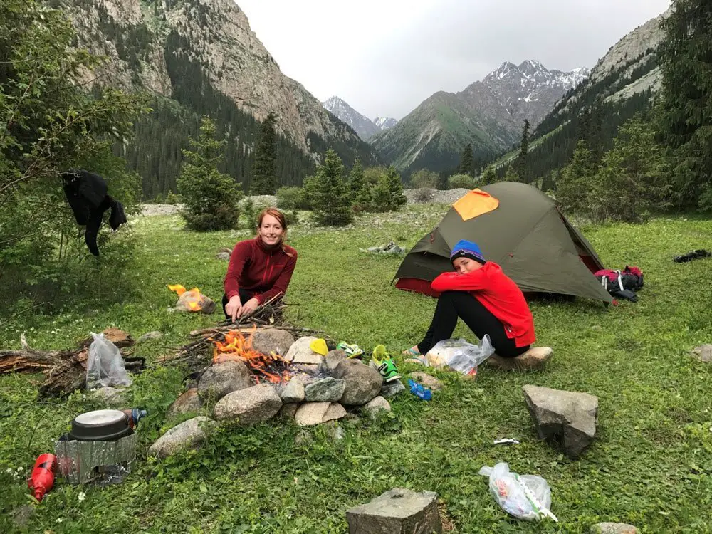 Ca mijote dans le réchaud en attendant le coucher du soleil sur la vallée de Karakol au KIRGHIZISTAN