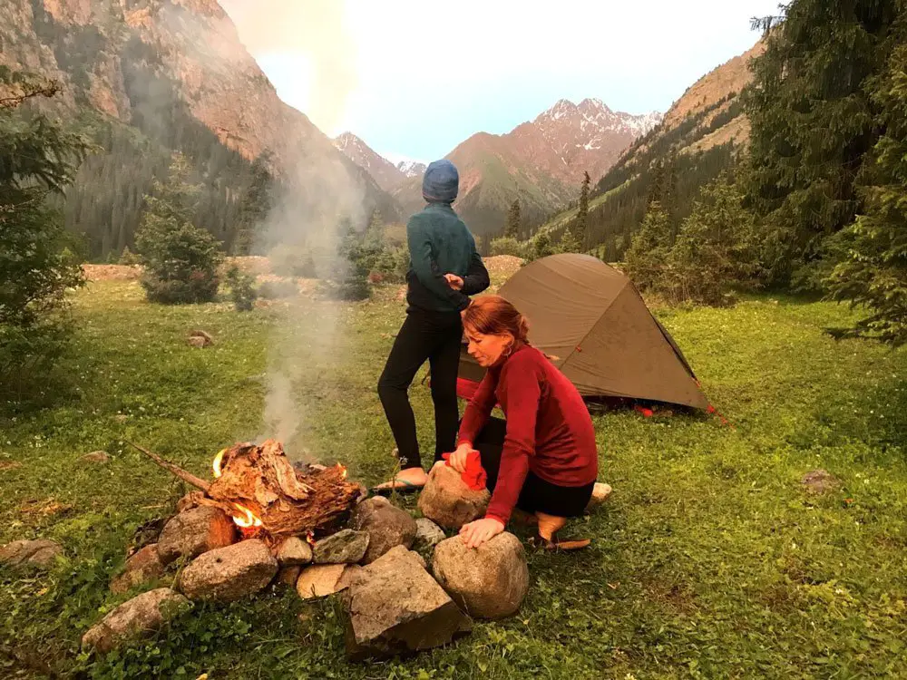 Première soirée au campement après une journée de randonnée dans la vallée de Karakol au KIRGHIZISTAN Première soirée au campement après une journée de randonnée dans la vallée de Karakol au KIRGHIZISTAN
