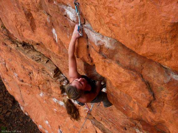 Caitlin dans le crux de «Rude Bushman», Superbowl