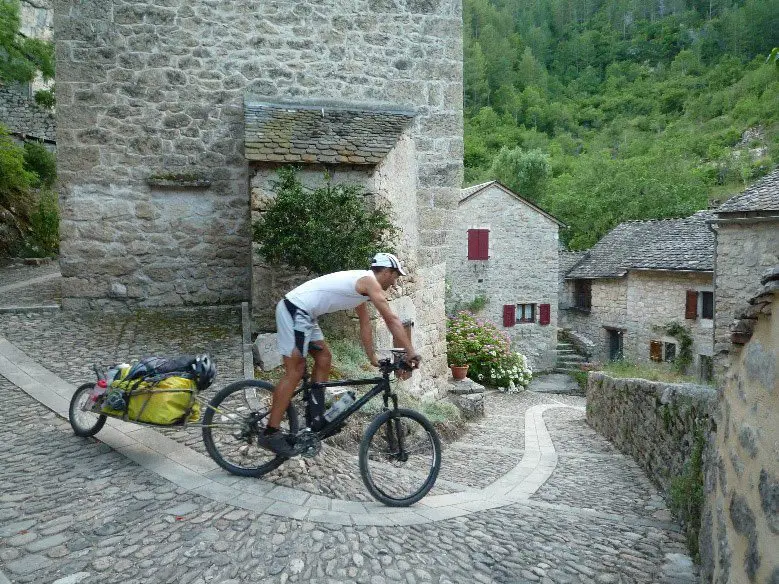 Castelbouc, village troglodytique au bord du Tarn