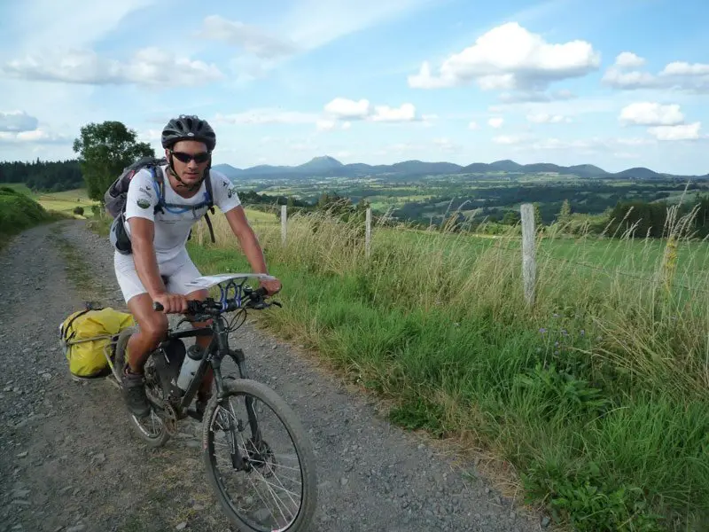 Chemins en pierre de Volvic avec la chaîne des Puys au fond