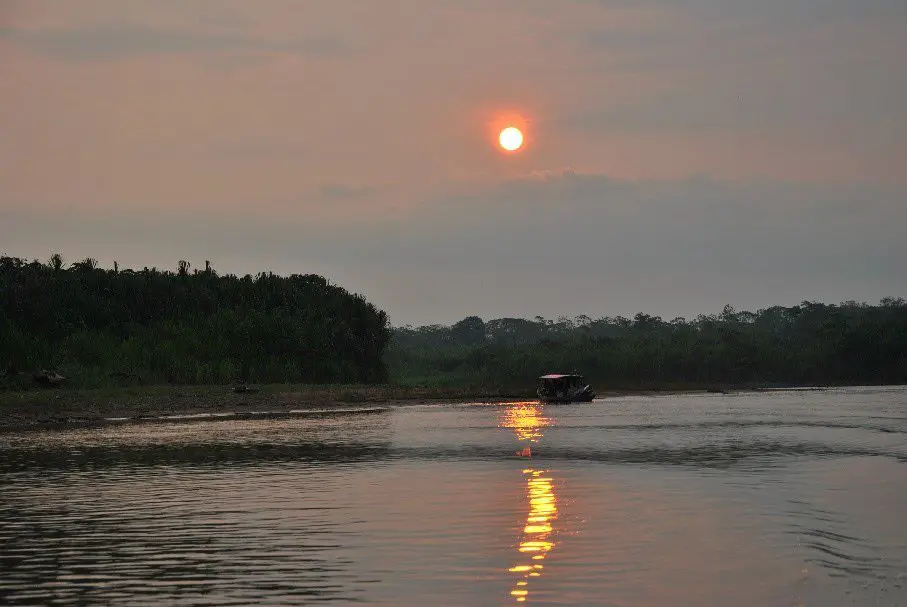 Couché de soleil sur la rivière Tuichi - trek à madidi en Bolivie