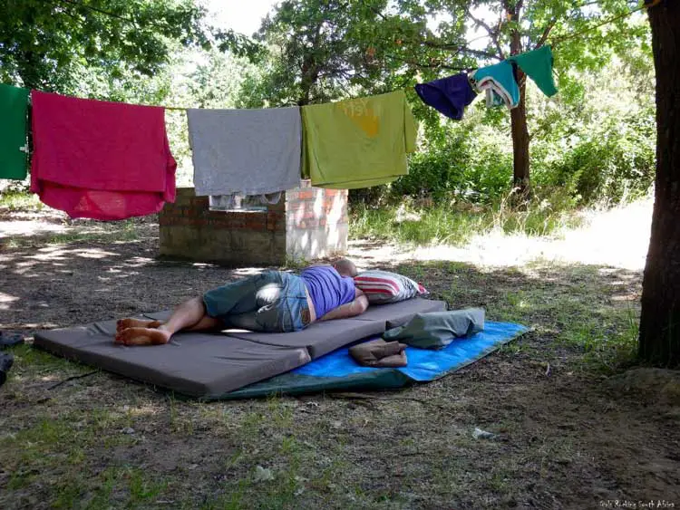 Danie fait la sieste après une longue journée d’escalade