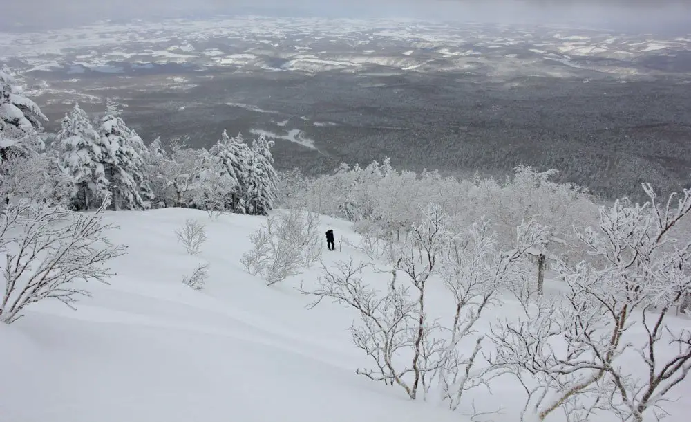 Dans la vallée, la neige à perte de vue - ski de randonnée au Japon