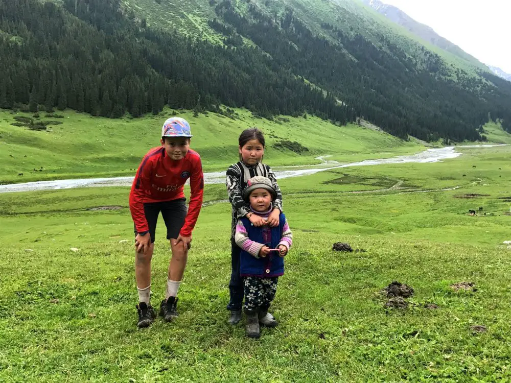 voyage au KIRGHIZISTAN Dario partage un moment d’enfance et des sucreries voyage au KIRGHIZISTAN