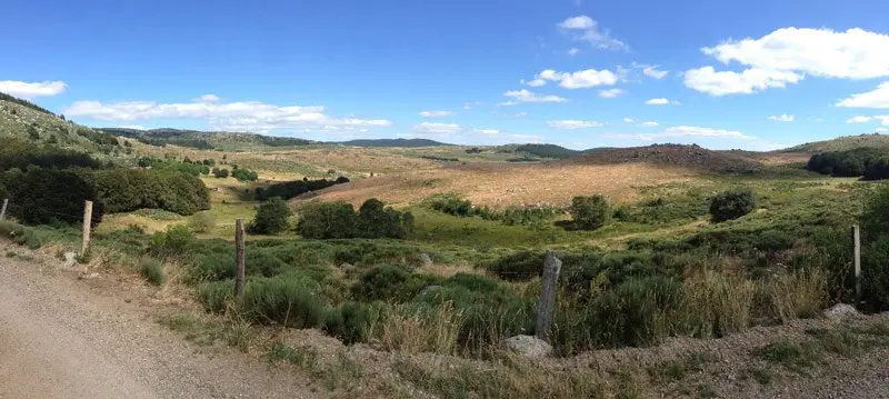 De l’autre côté du Mont Lozère : vers des paysages plus arides et calcaires De l’autre côté du Mont Lozère : vers des paysages plus arides et calcaires