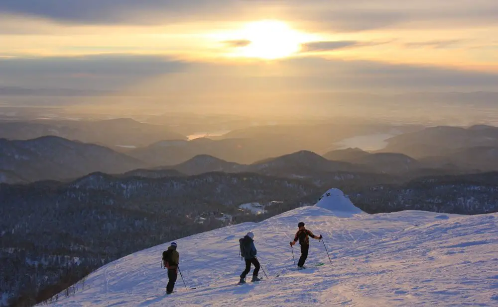 Dernières lumières du jour - ski de randonnée au Japon