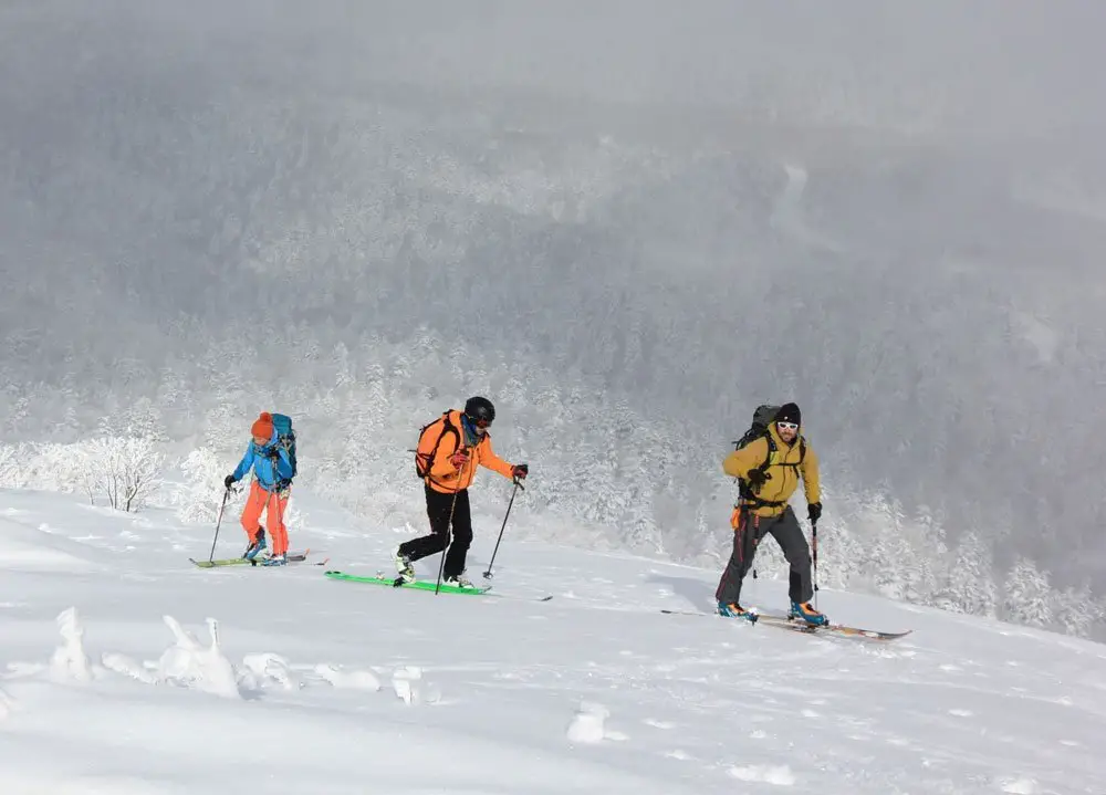 Encore une éclaircie au moment où nous allons commencer à descendre ! - ski de randonnée au Japon