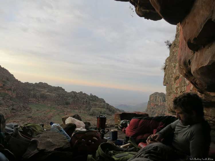 Hector Pringle prépare son délicieux café au lait à l’aube au bivouac