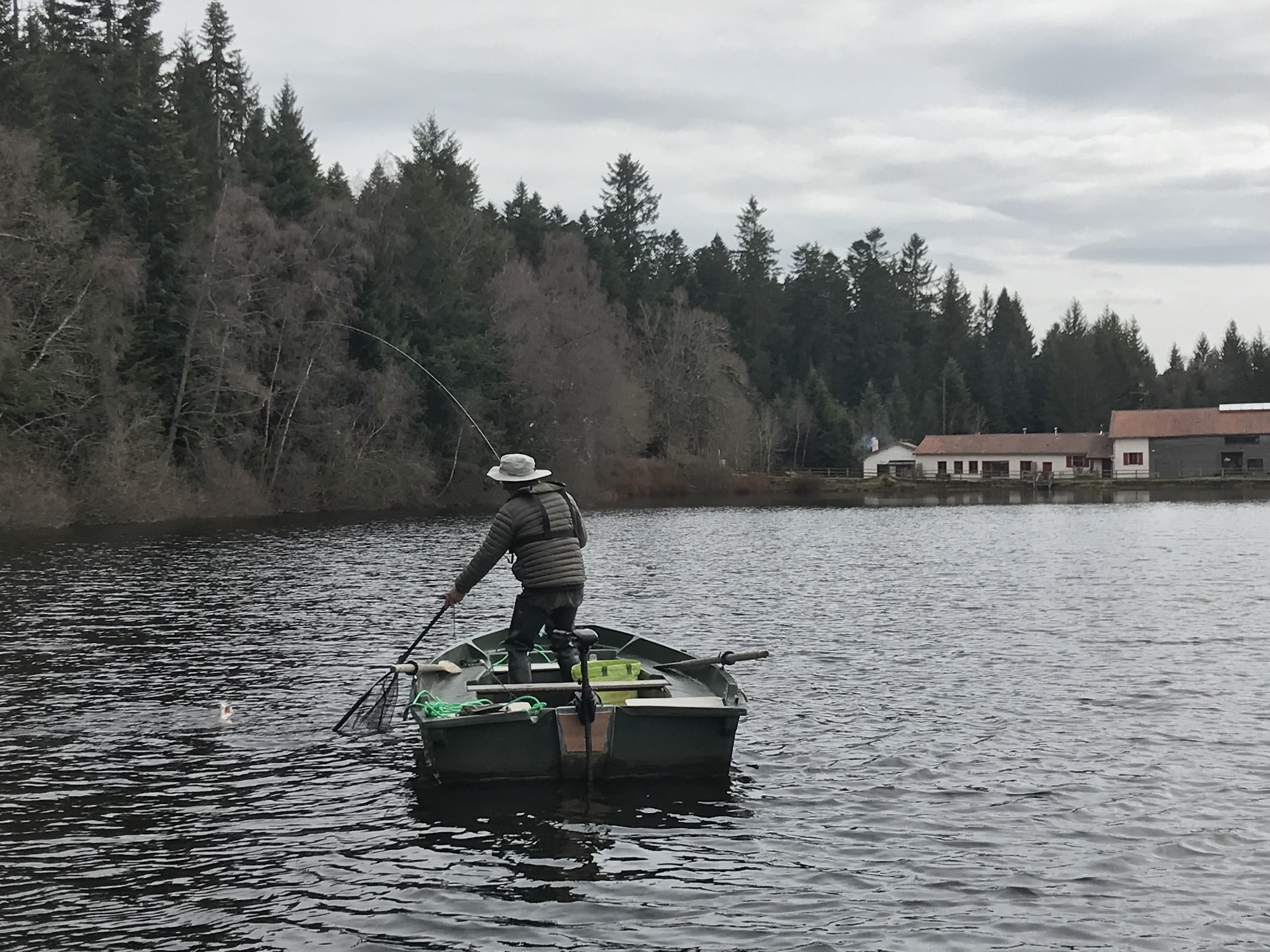 Olivier en action de pêche au Lac de Malaguet