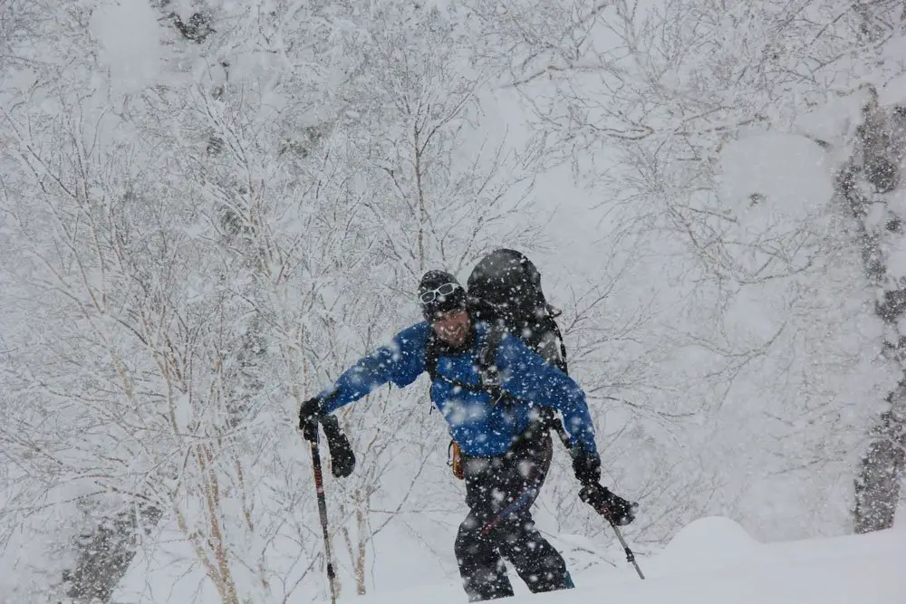 Il neige lourd ! - ski de randonnée au Japon
