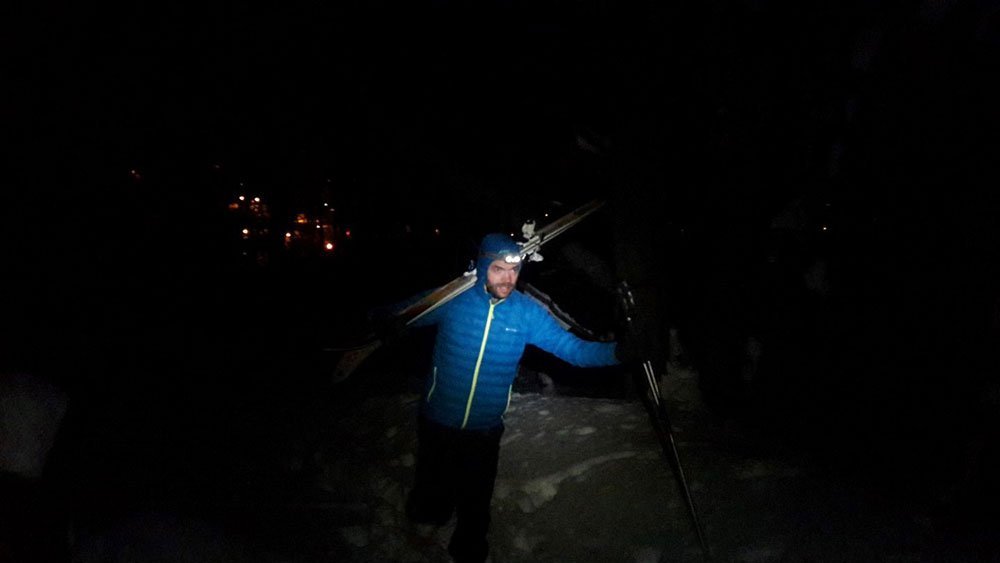 Je remonte la forêt avant d’attaquer la première descente - ski de randonnée au Japon