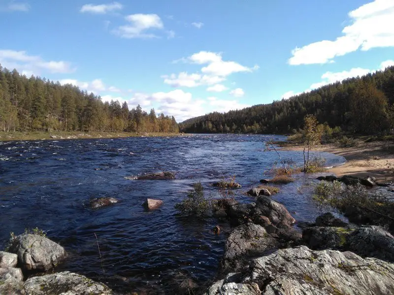 La rivière est bien sombre mais les paysages magnifiques