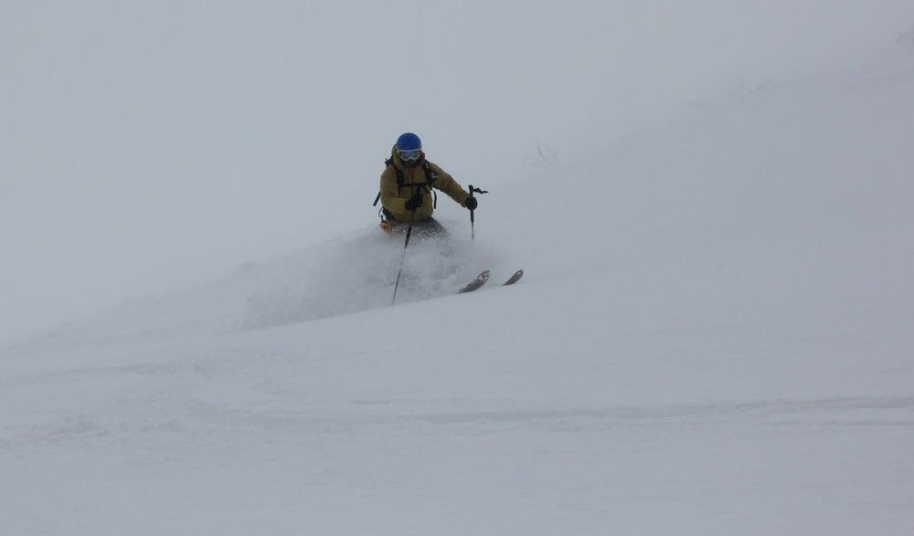 Laurent déguste cette neige délicieuse ! - ski de randonnée au Japon