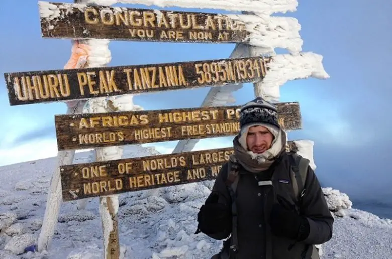 Le fameux panneau encore enneigé ascension du kilimandjaro.