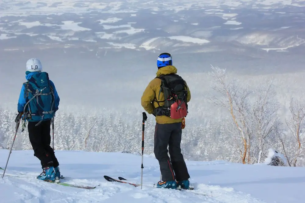 Le temps se dégage et offre une vue magnifique sur la vallée - ski de randonnée au Japon