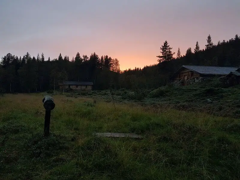 Le village abandonné de Kultala dans la lumière du soir